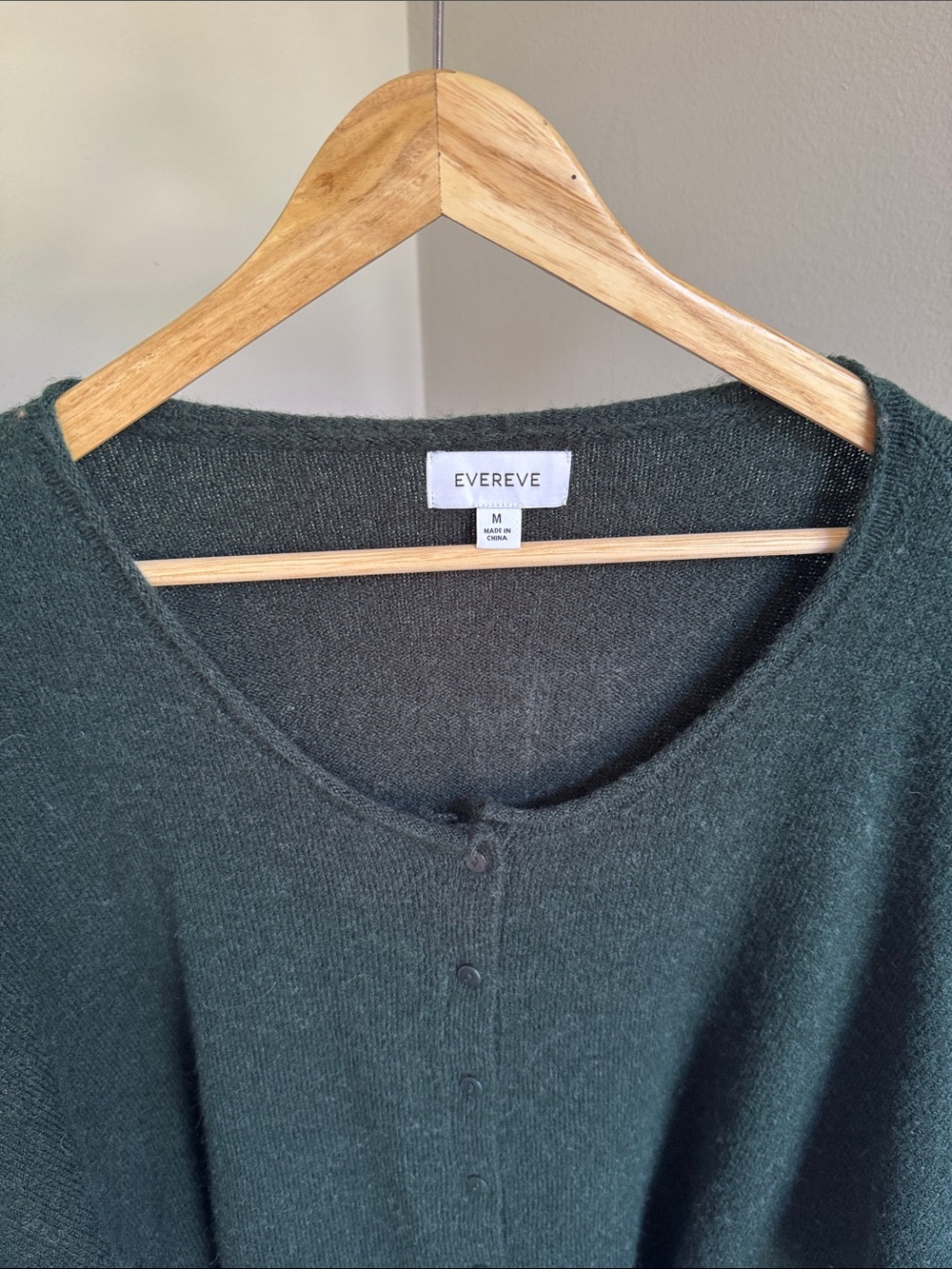 Evereve Jessie Button-Front Cardigan in Evergreen - Picture 4 of 5